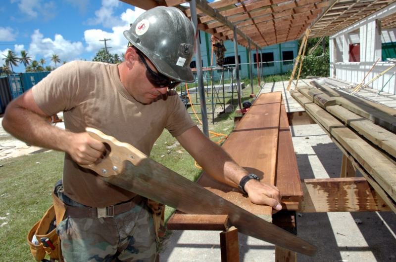 menuisier-AMPUS-min_worker_construction_building_carpenter_male_job_build_helmet-893290